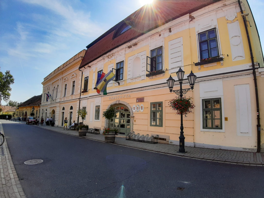 Tokaj - jedna z głównych ulic w pobliżu rynku