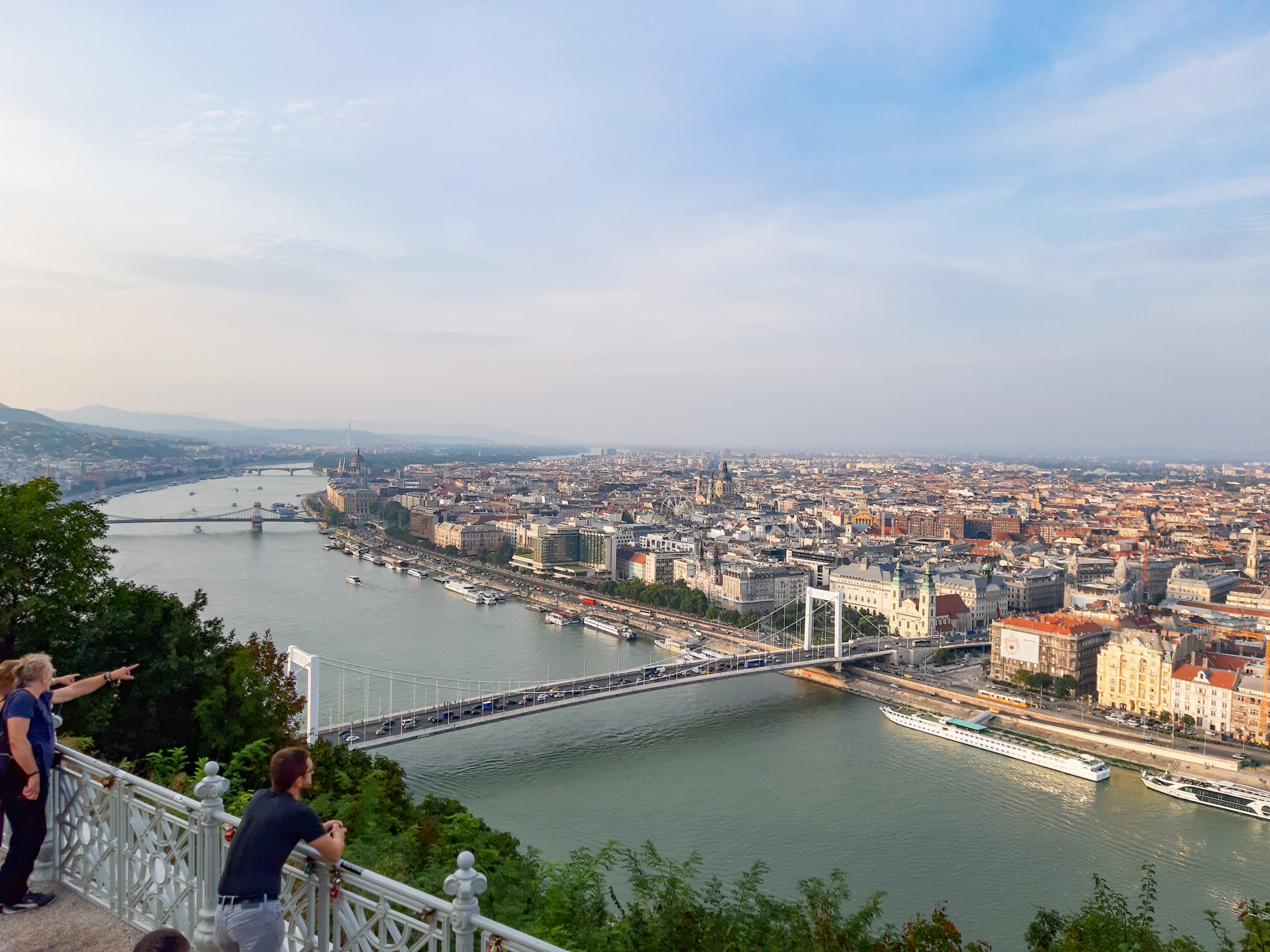 Widok na Budapeszt ze wzgórza Gellerta. Na pierwszym planie Dunaj oraz most.