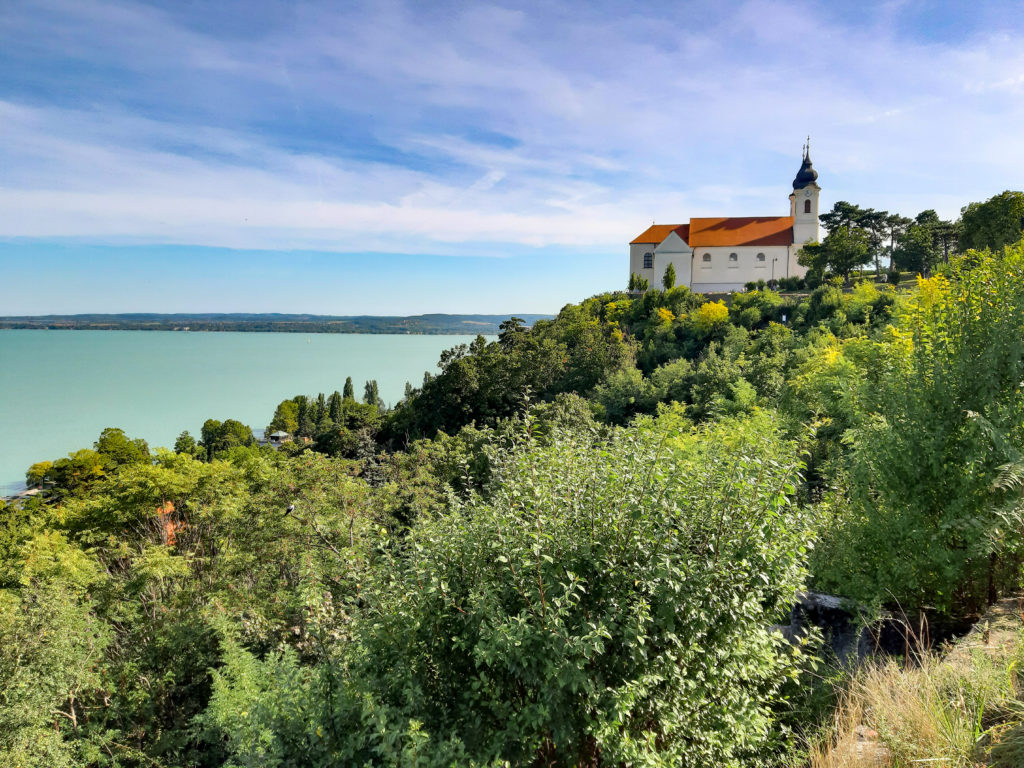 Widok na Balaton z półwyspu Tihany, na pierwszym planie kościół