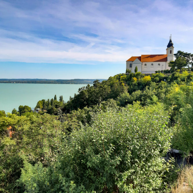 Widok na Balaton z półwyspu Tihany, na pierwszym planie kościół