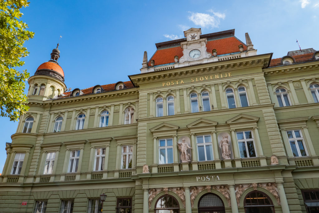 Widok na zabytkowy budynek poczty