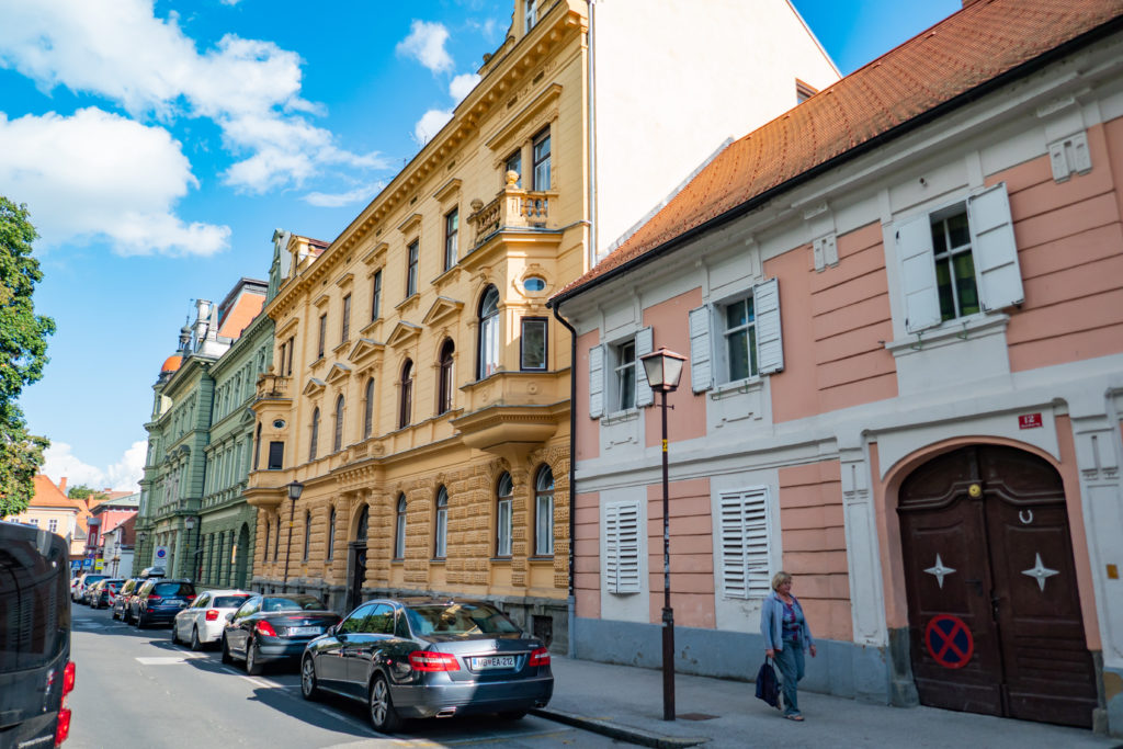 Miejsca parkingowe wytyczone na ulicy blisko centrum miasta wzdłuż zabytkowych kamienic