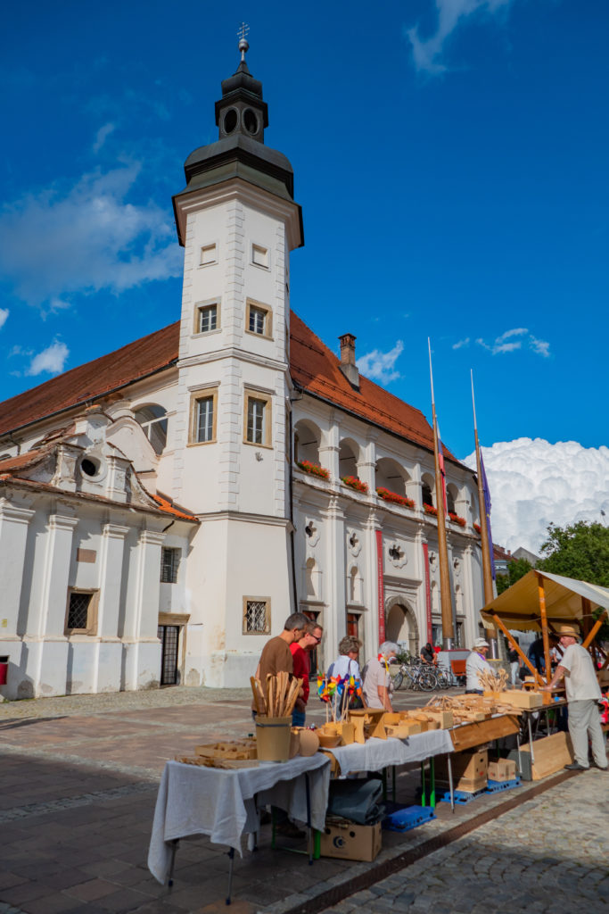 Uliczny targ z rękodziełem w okolicach zamku Maribor