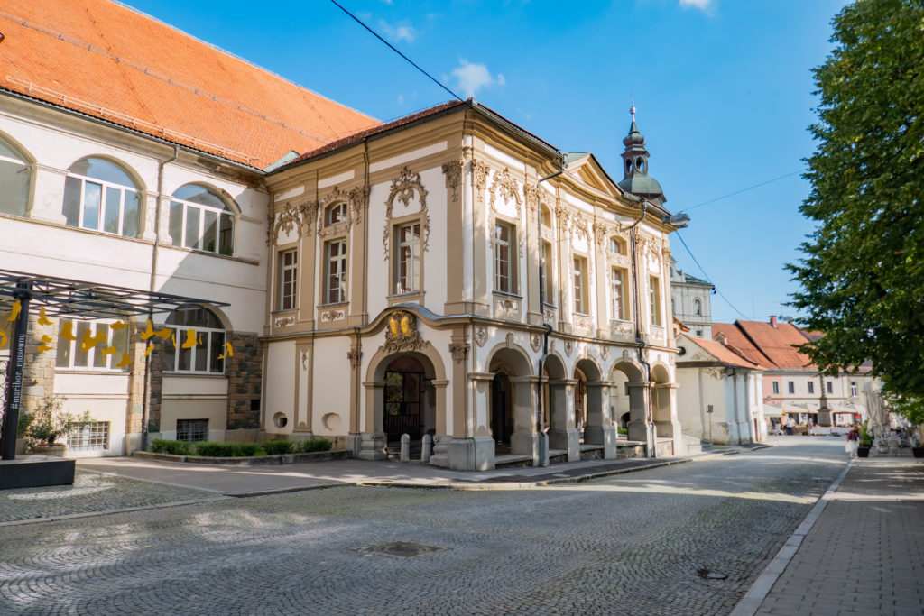 Widok na Zamek od drugiej strony, na ścianie liczne freski