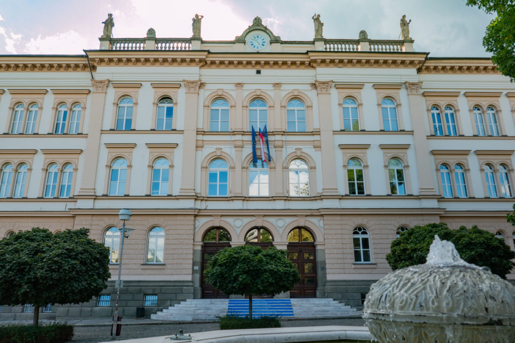 Budynek szkoły gimnazjum 