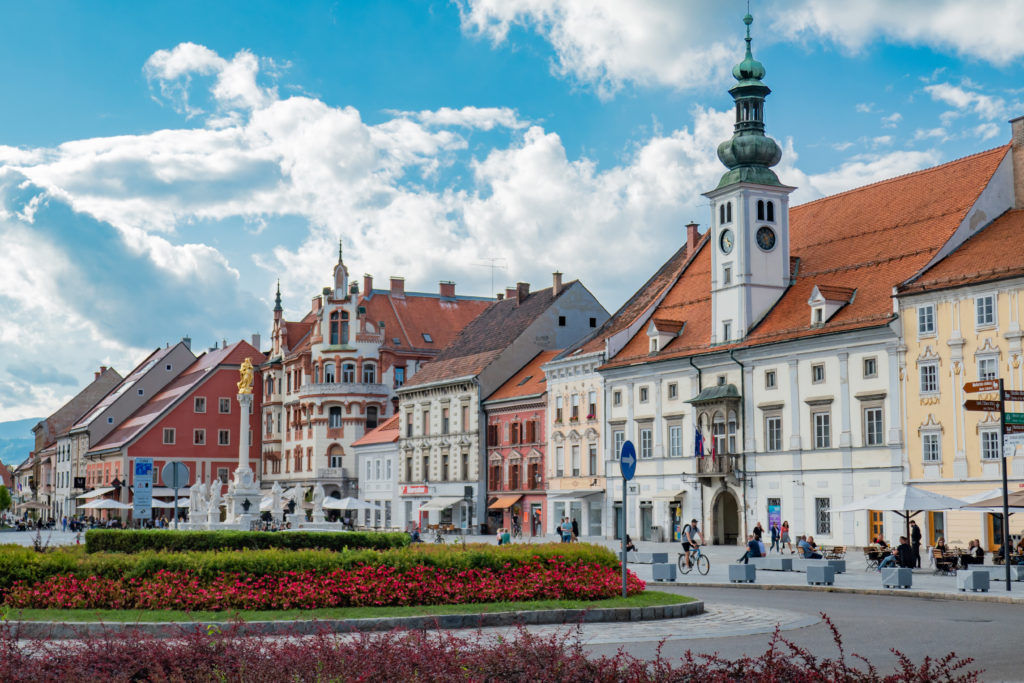 Główny Plac Mariboru z pięknymi kamienicami