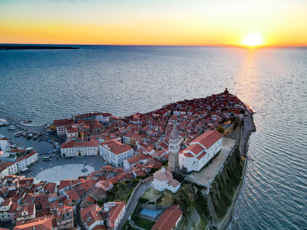 Miasto Piran, widok z drona, w tle zachód słońca