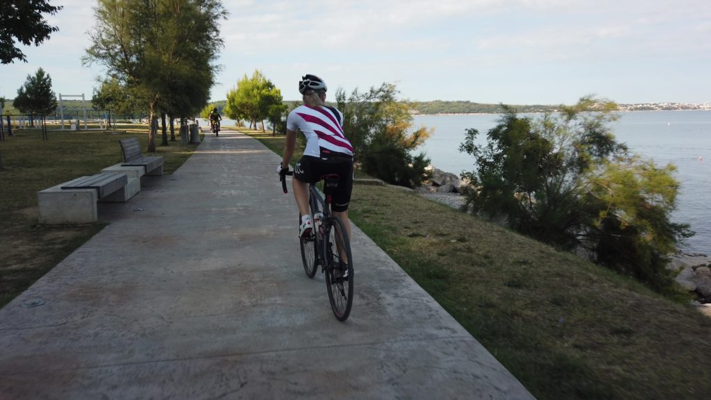 Ścieżka rowerowa w Portorož, poprowadzona bezpośrednio wybrzeżem