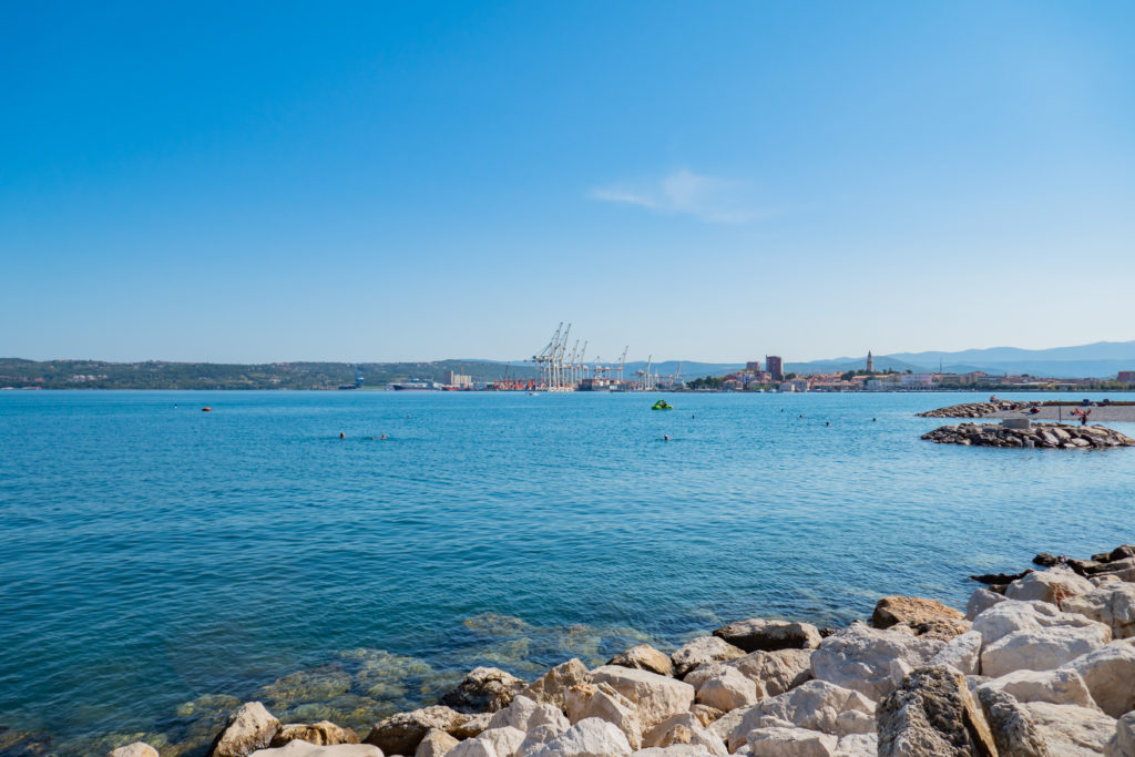 Koper - widok z daleka na zabytkową część miasta oraz port handlowy