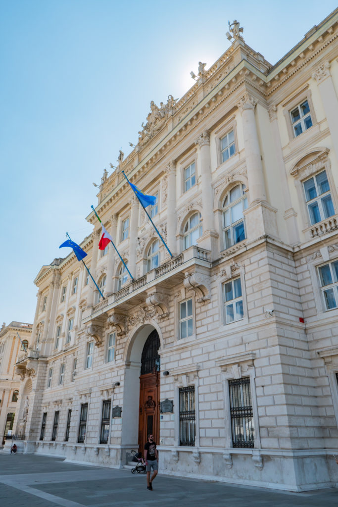 Jeden z ładniejszych budynków na Piazza Unità d'Italia