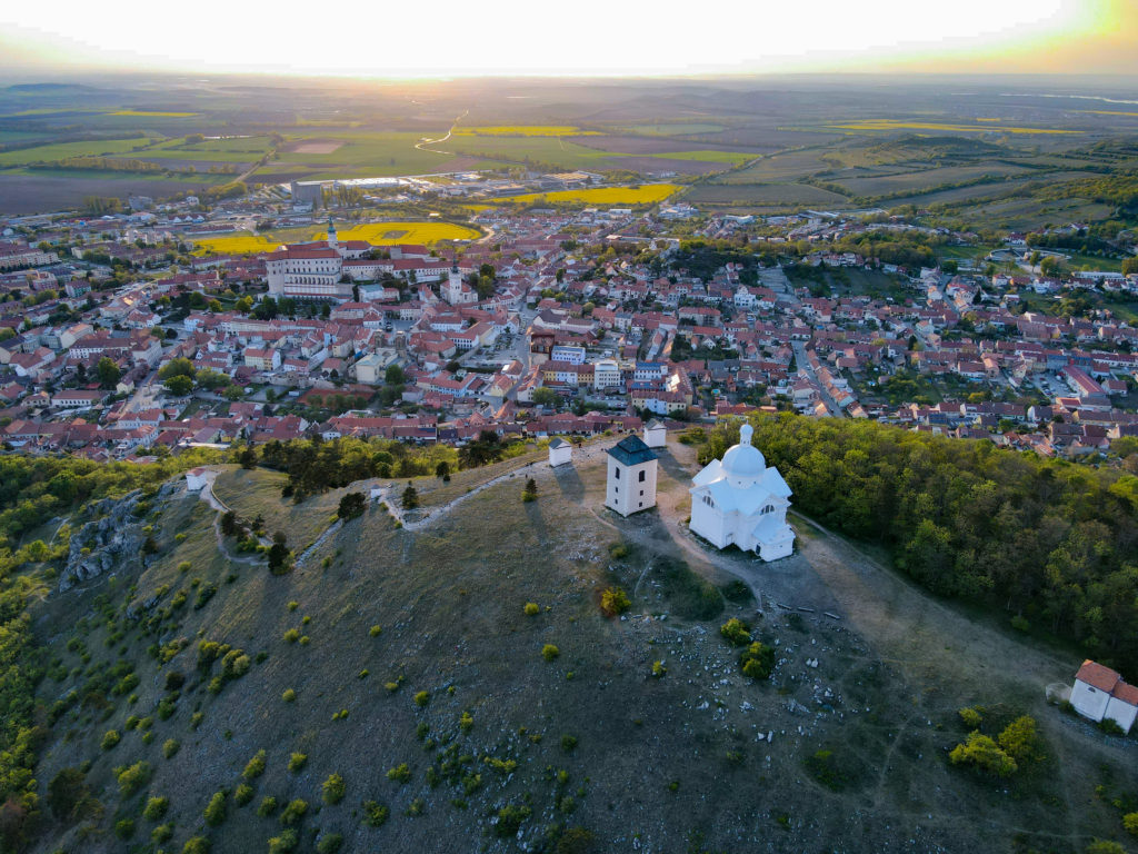 Panorama Mikulova z lotu ptaka, na pierwszym planie wzgórze o nazwie Święty Pagórek