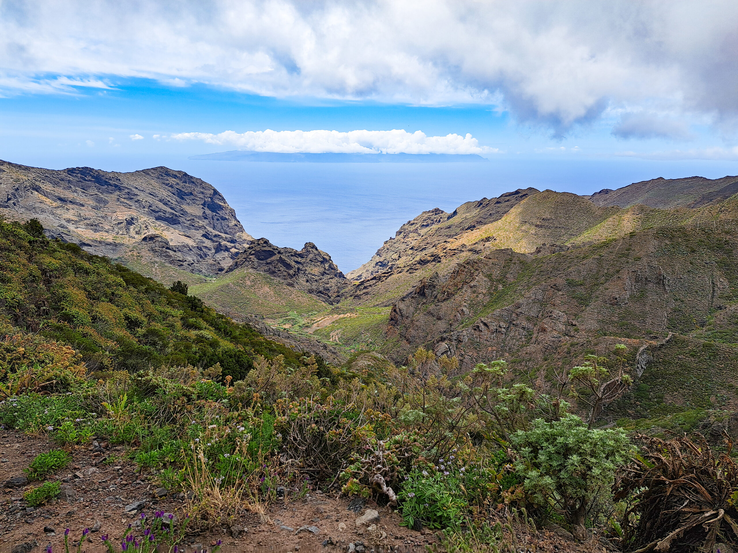 Widok na wyspę La Gomera z masywu górskiego Teno