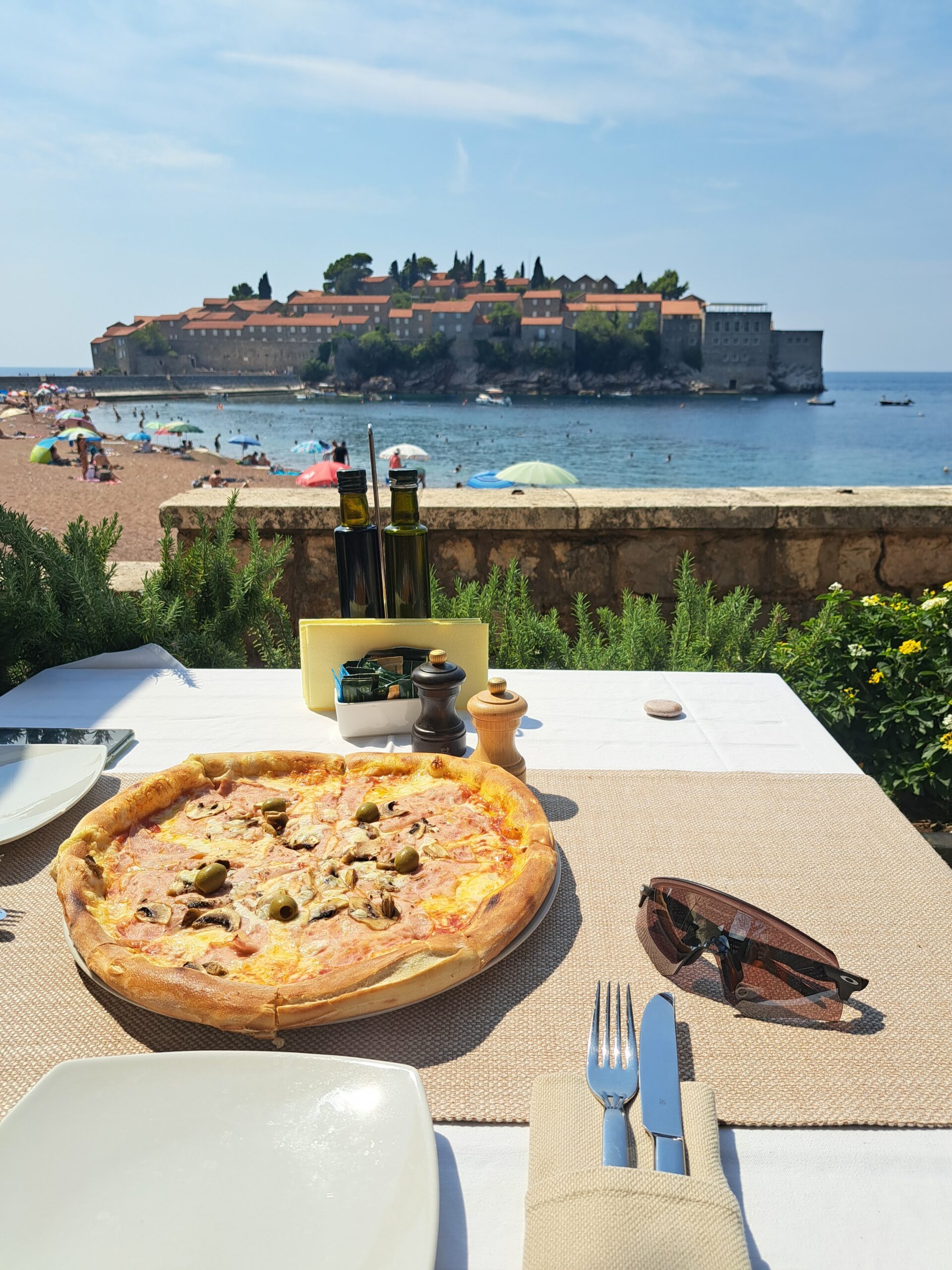 Pizza a w tle półwysep w Sveti Stefan