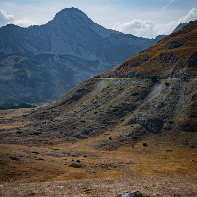 Widok na oświetlone zachodzącym słońcem góry w Parku Narodowym Durmitor.