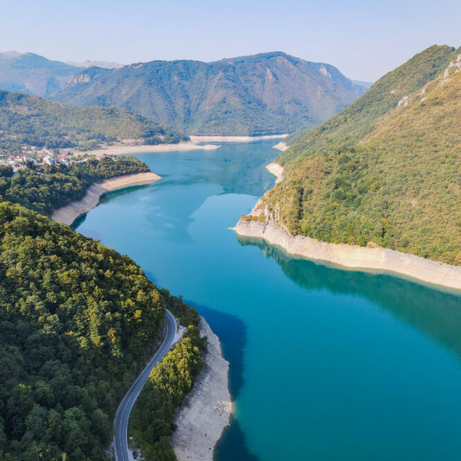 Widok z drona na kanion rzeki Piva