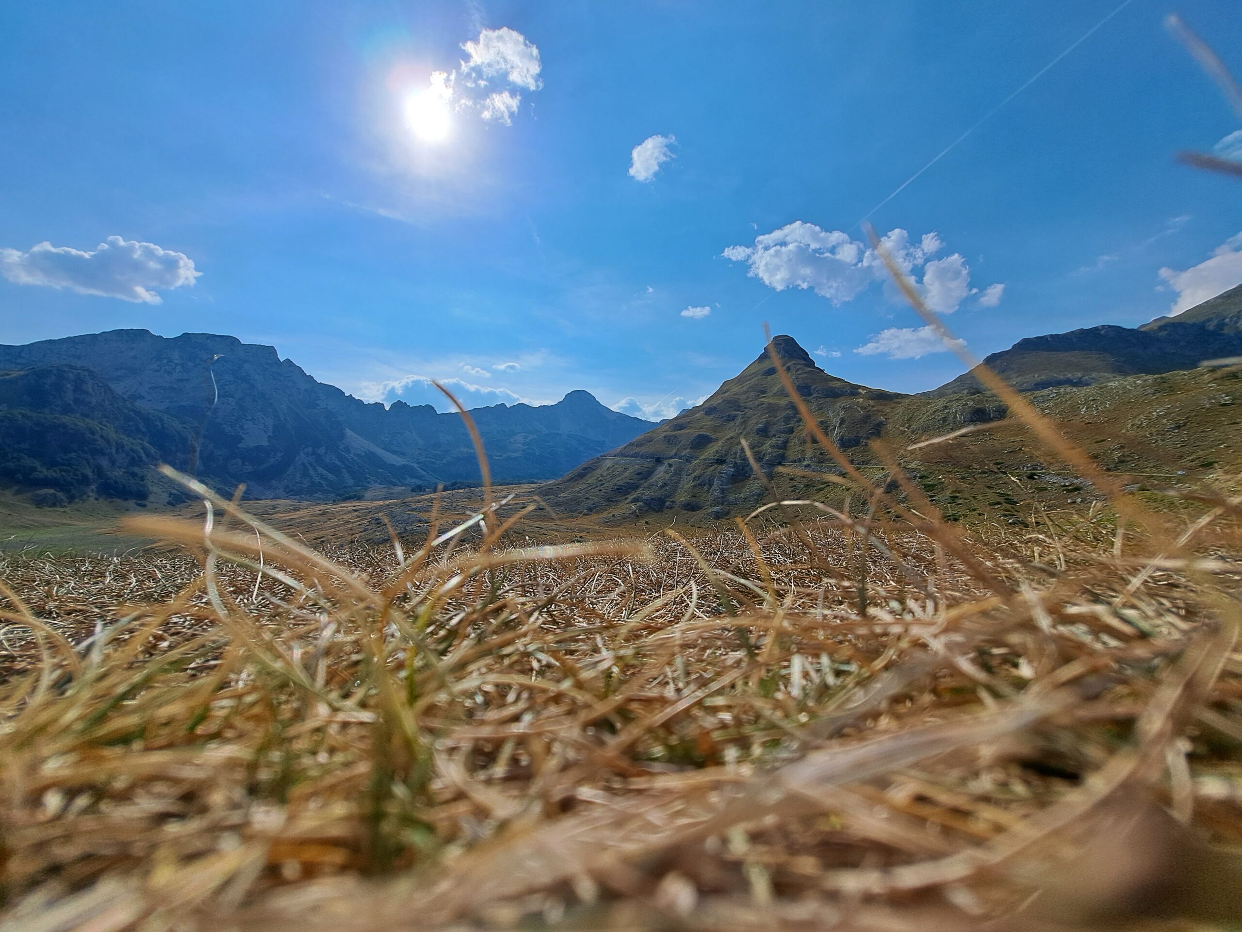 Góry w paśmie Durmitor. Słoneczny dzień, niebieskie niebo.