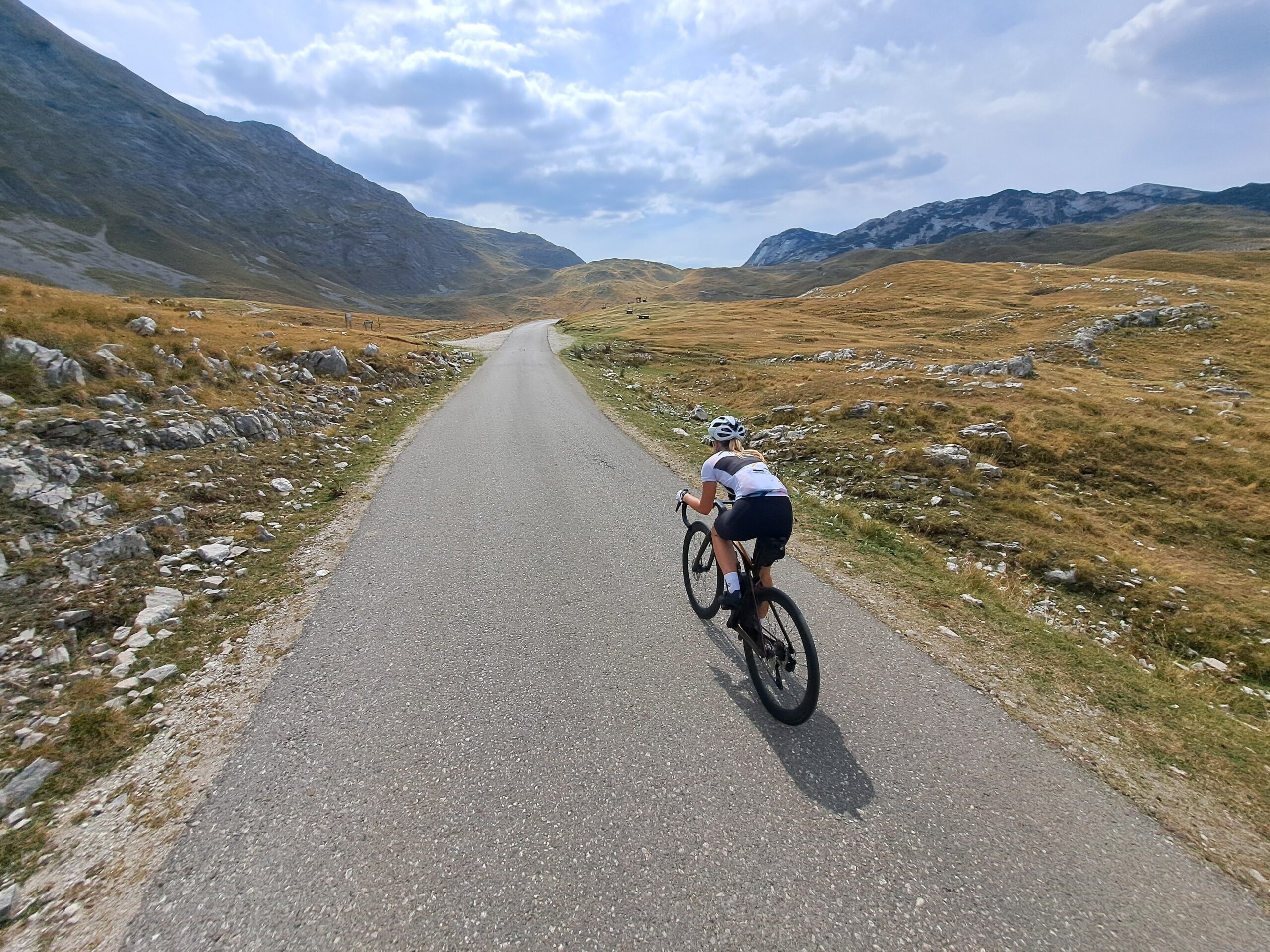 Czarnogóra rowerem - widok na kolarza jadącego trasą P14 w Parku Narodowym Durmitor