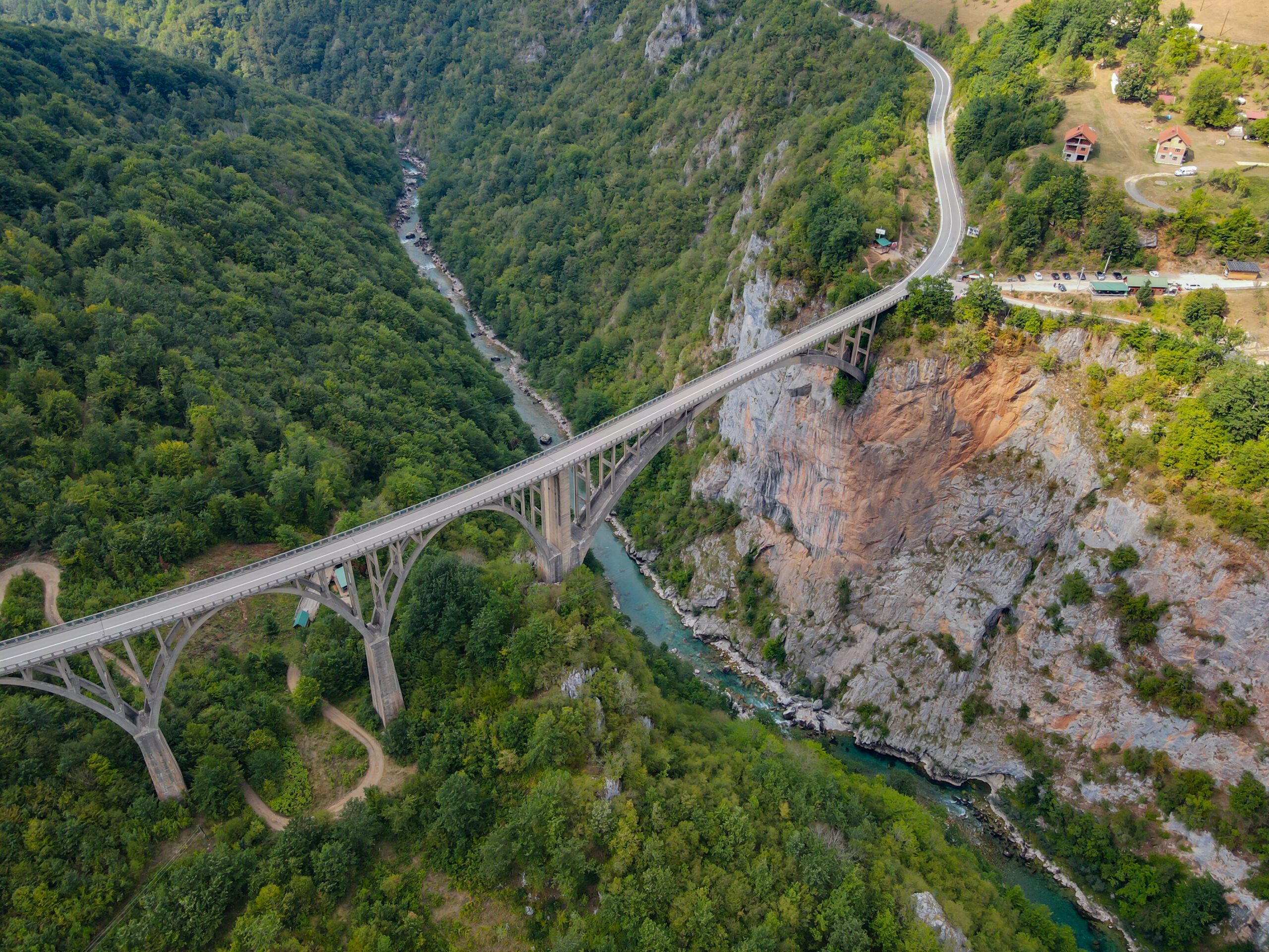 Most Djurdevica nad rzeką Tara. Widok z drona. 