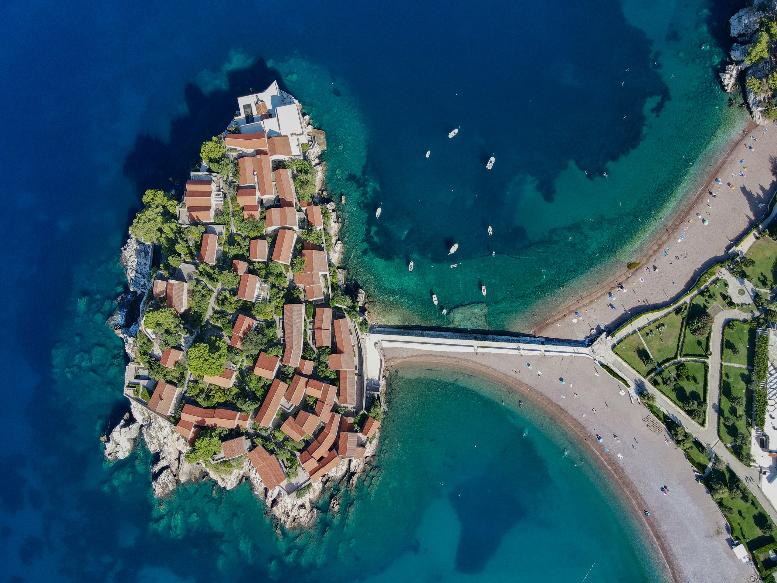 Półwysep w miejscowości Sveti Stefan w Czarnogórze. Widok z drona, ujęcie od góry.