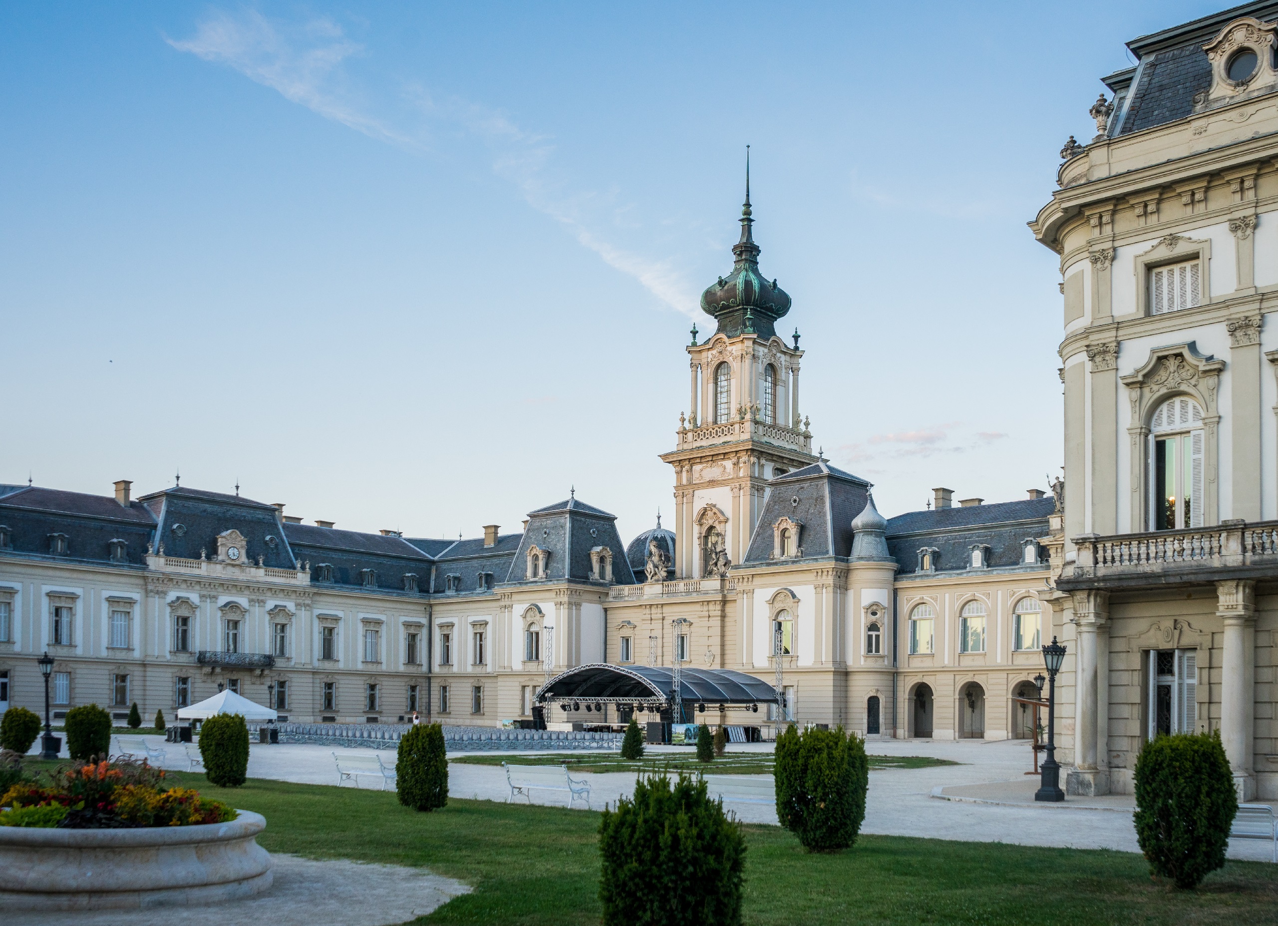 Widok na piękny, jasny, zadbany pałac w miejscowości Keszthely nad Balatonem. 